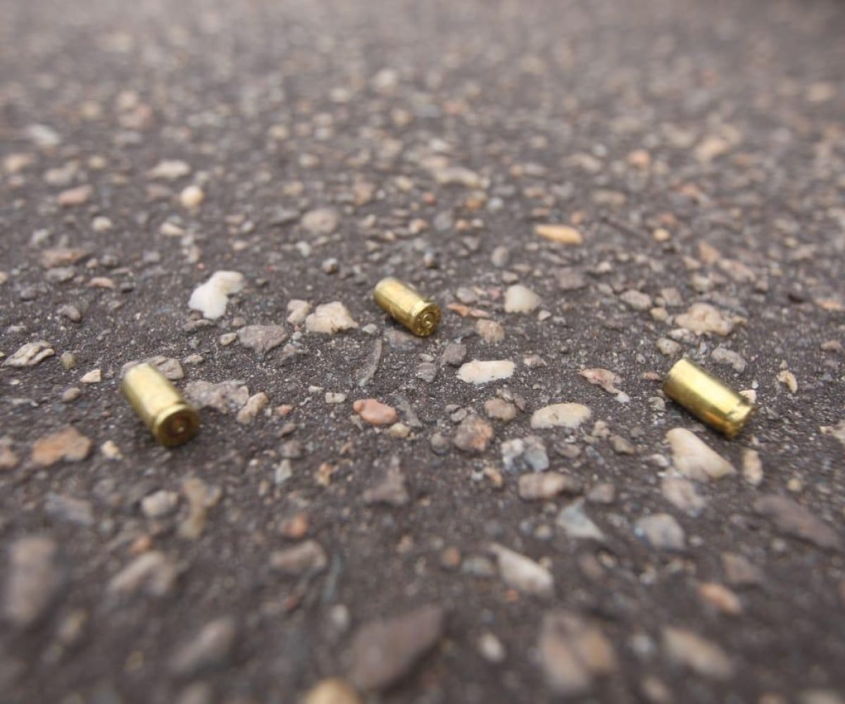 criminosos armados. A vítima foi atingida por pelo menos sete disparos e morreu