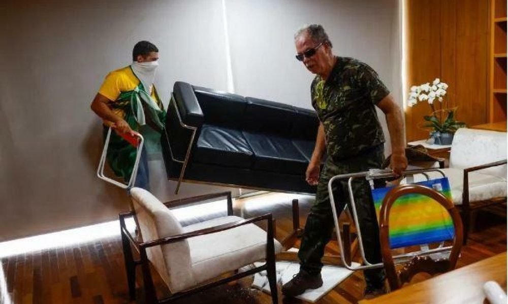 golpe de Estado e outros crimes. O réu foi flagrado usando óculos escuros e unif