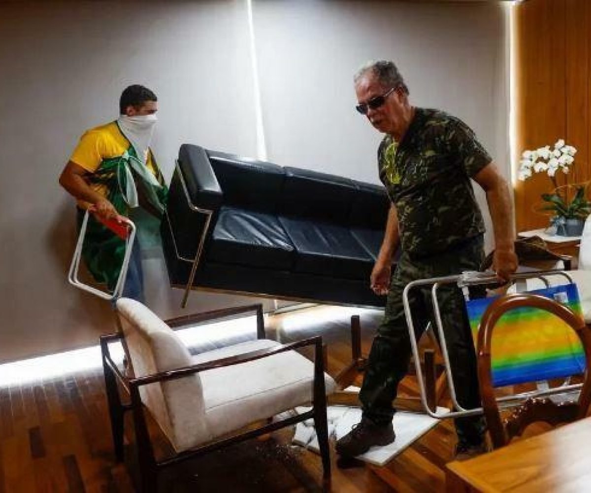 golpe de Estado e outros crimes. O réu foi flagrado usando óculos escuros e unif