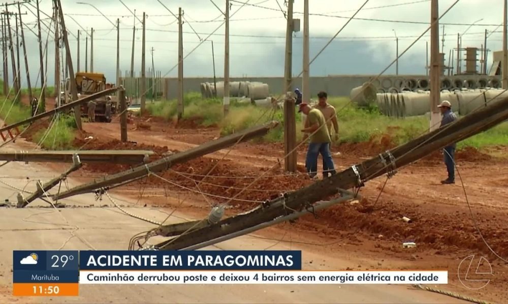 Caminhão derruba poste e deixa 4 bairros sem energia em Paragominas, no Pará