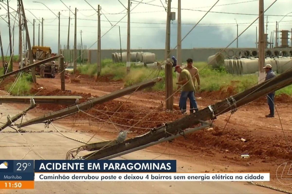 Caminhão derruba poste e deixa 4 bairros sem energia em Paragominas, no Pará
