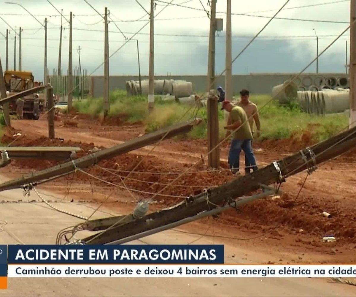 Caminhão derruba poste e deixa 4 bairros sem energia em Paragominas, no Pará