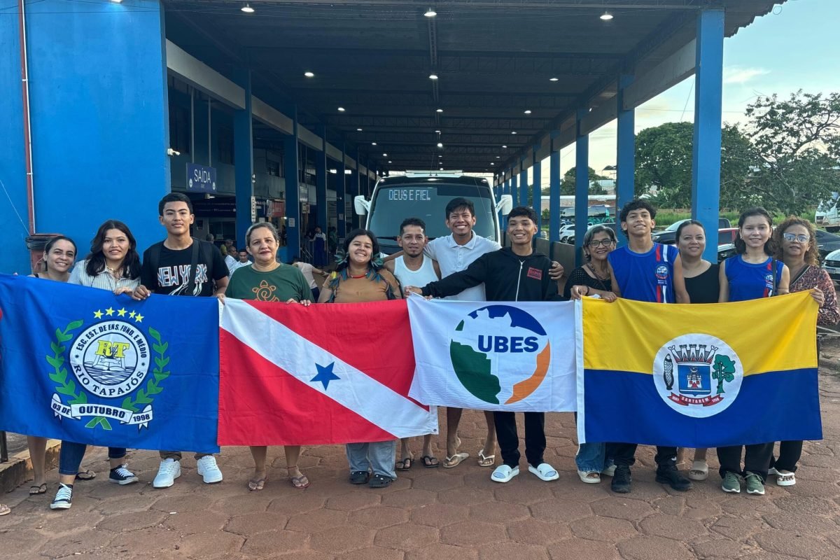 cionou aos estudantes a oportunidade de levar suas realidades para um espaço nac