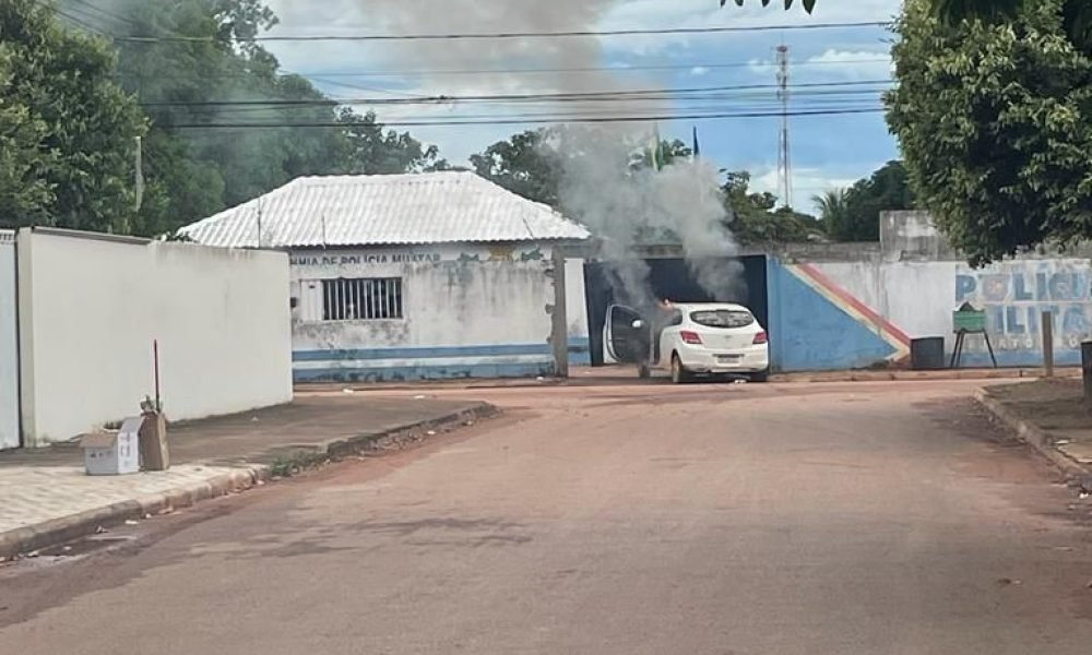 tadora de valores. Com uso de explosivos de alta potência, o grupo tentou arromb