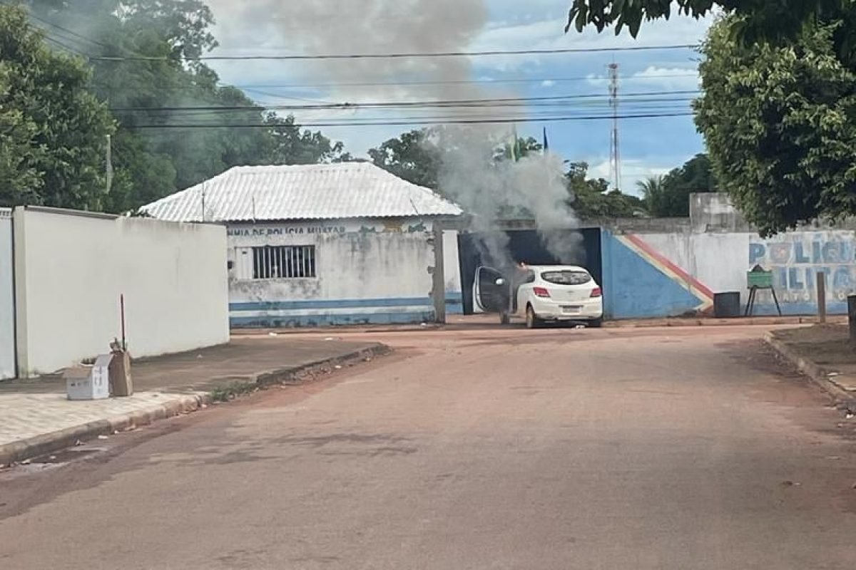 tadora de valores. Com uso de explosivos de alta potência, o grupo tentou arromb