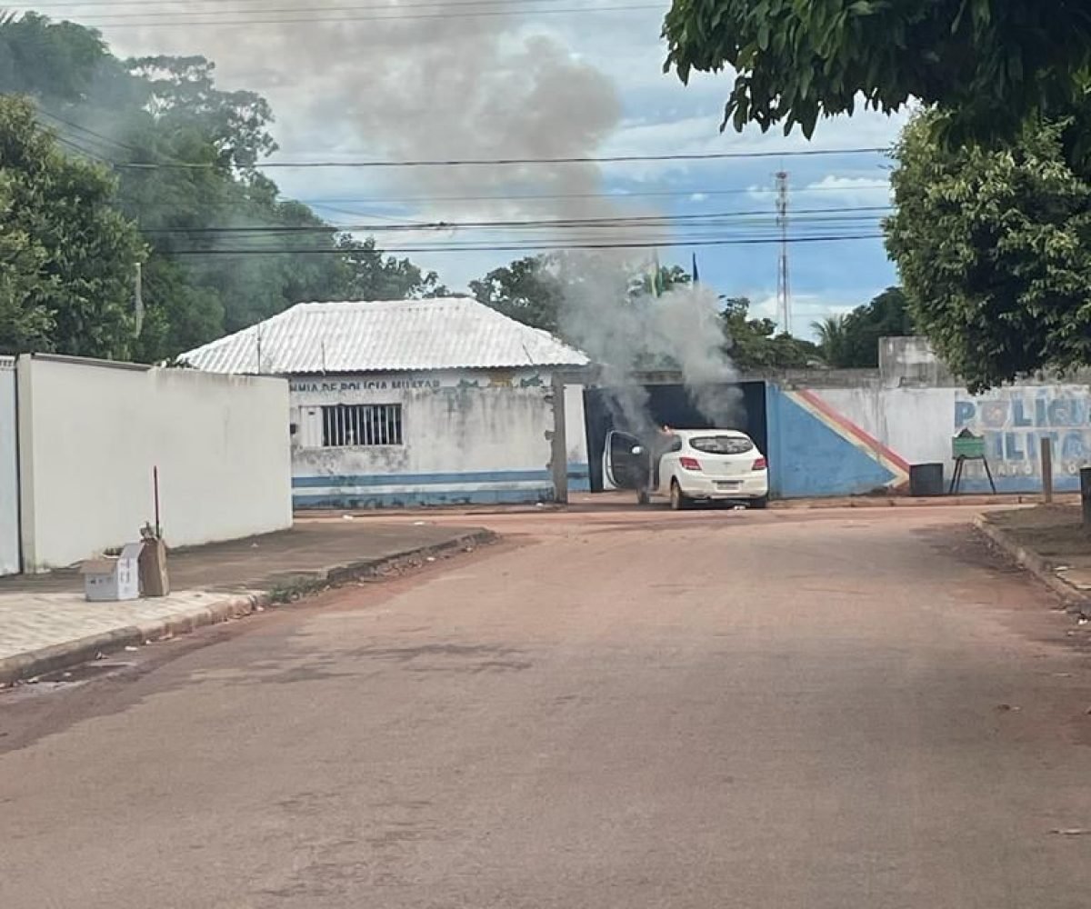 tadora de valores. Com uso de explosivos de alta potência, o grupo tentou arromb