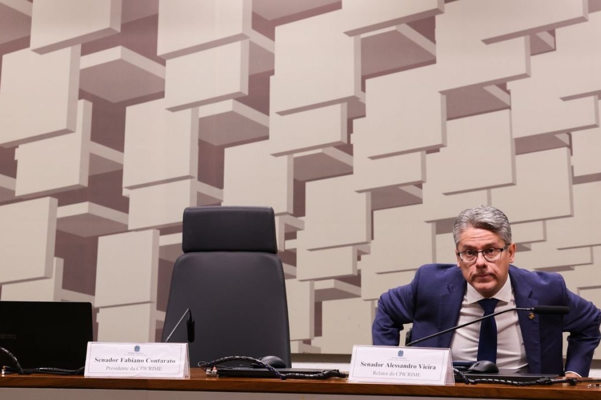 lei, seja suspeito na causa”; e o de “proceder de modo incompatível com a honra