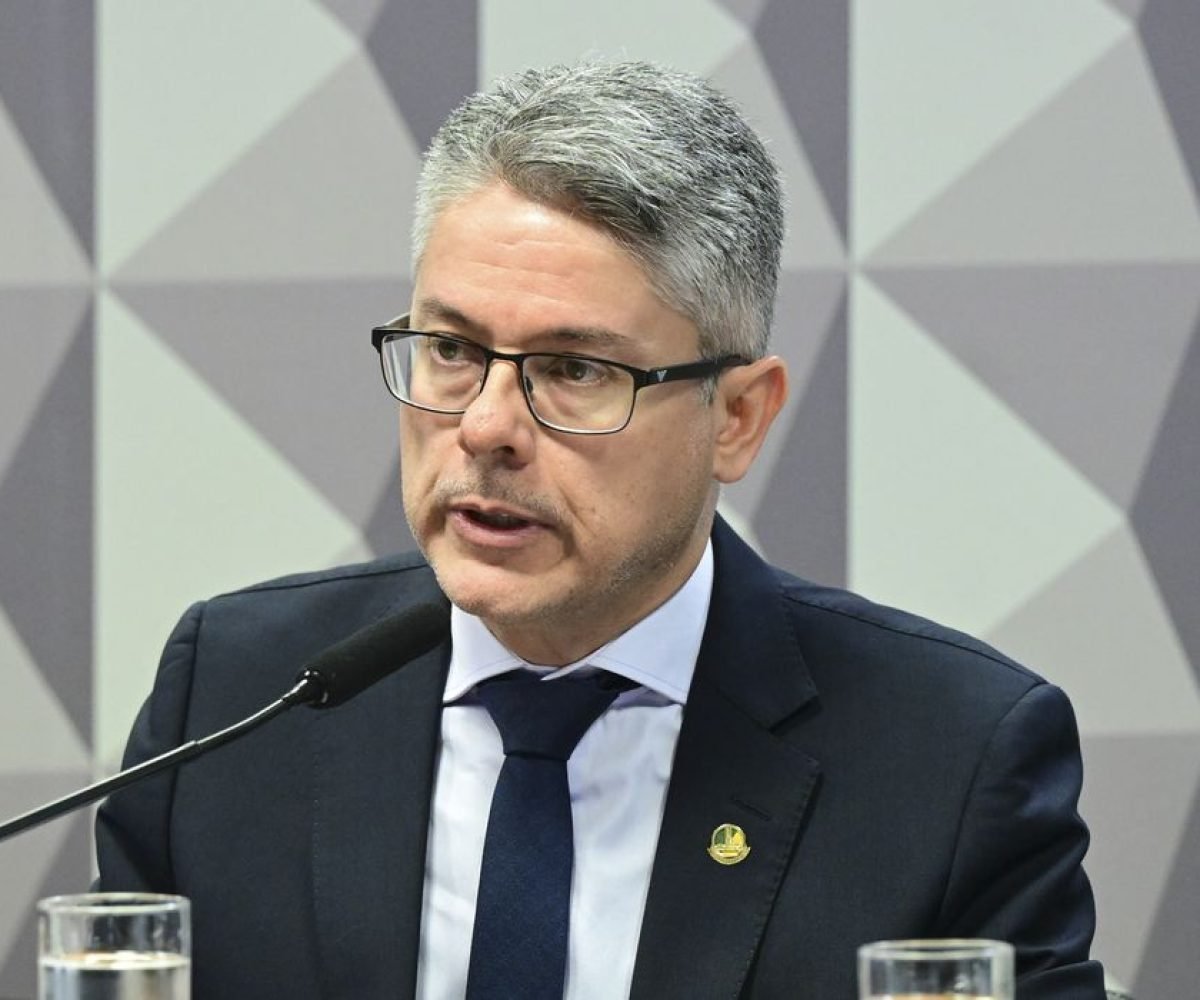 decisão da Presidência da República e posterior aprovação do Congresso Nacional