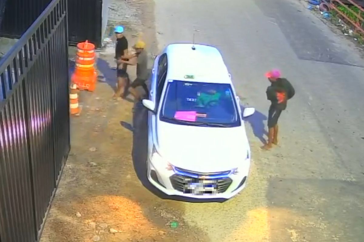 três homens armados na avenida Bernardo Sayão, esquina com a passagem Cacau, no