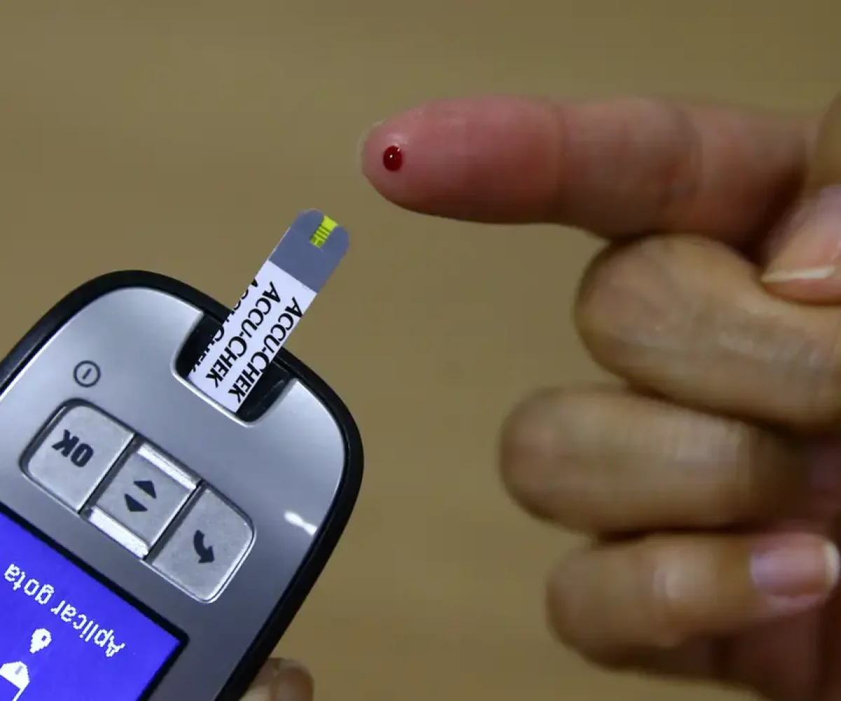 meio de ações sobre os fatores de risco à saúde, diagnóstico precoce de doenças