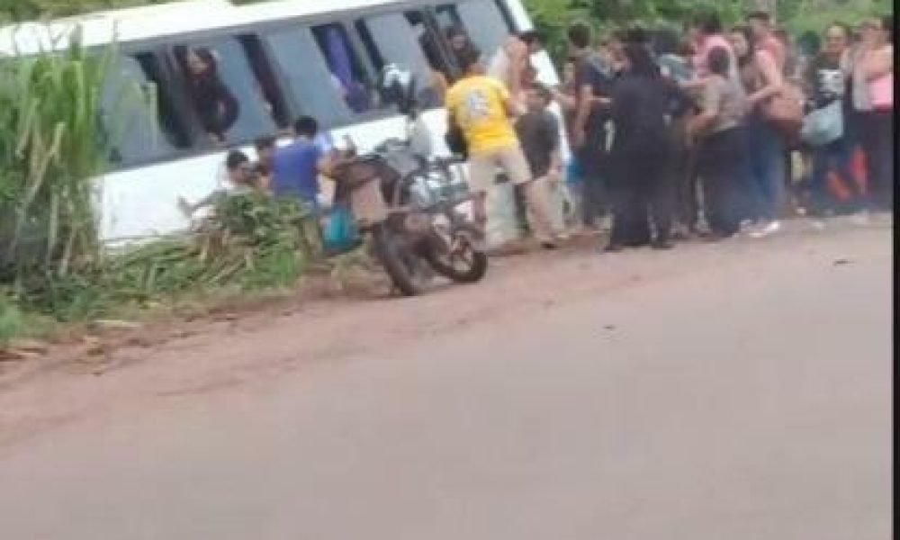 volta de 15h, um ônibus tombou em um córrego localizado na entrada do município