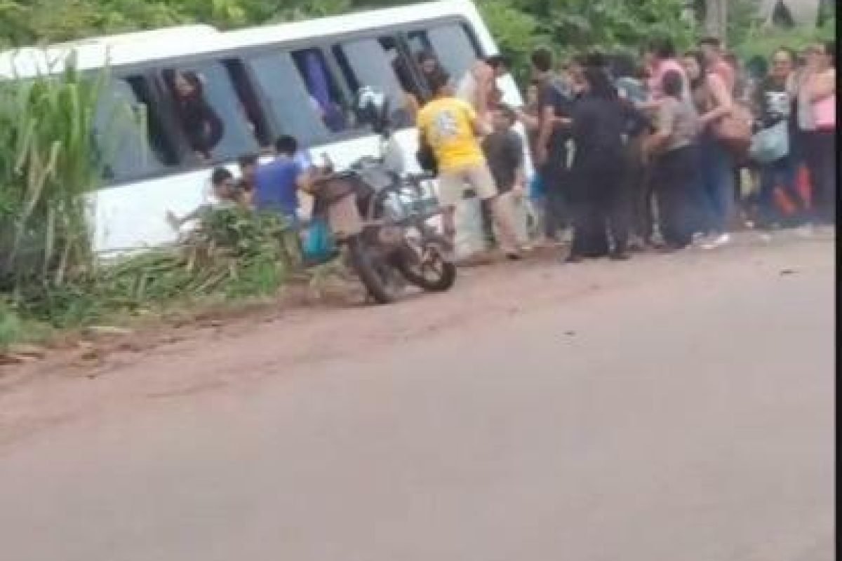 volta de 15h, um ônibus tombou em um córrego localizado na entrada do município