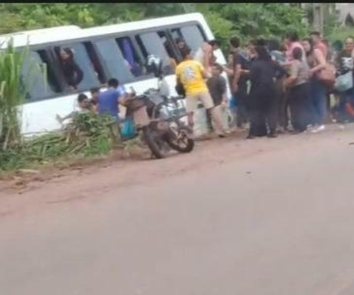 volta de 15h, um ônibus tombou em um córrego localizado na entrada do município