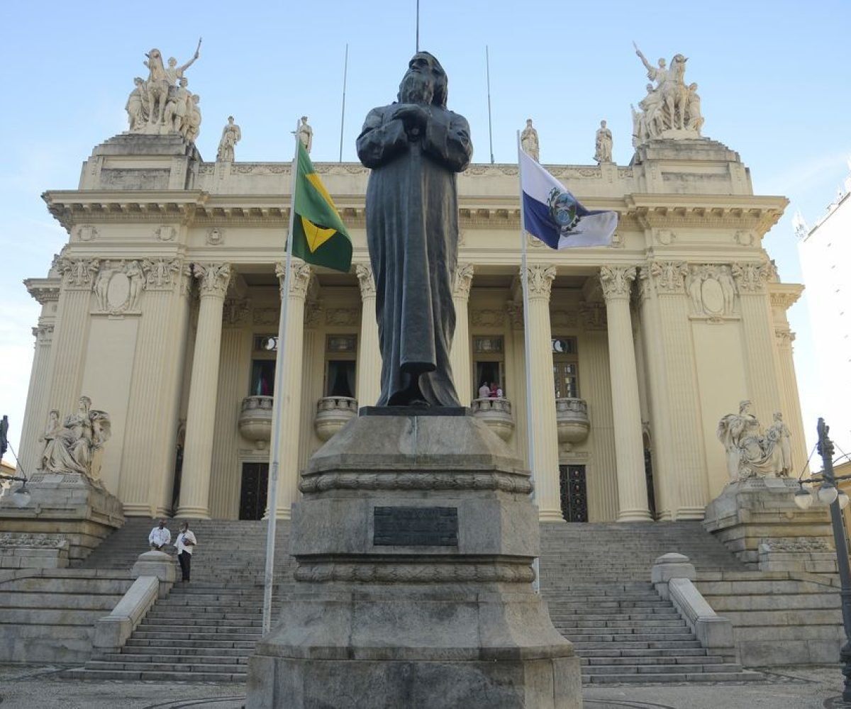 maioria, com a participação de todas as representações partidárias, que a eleiçã