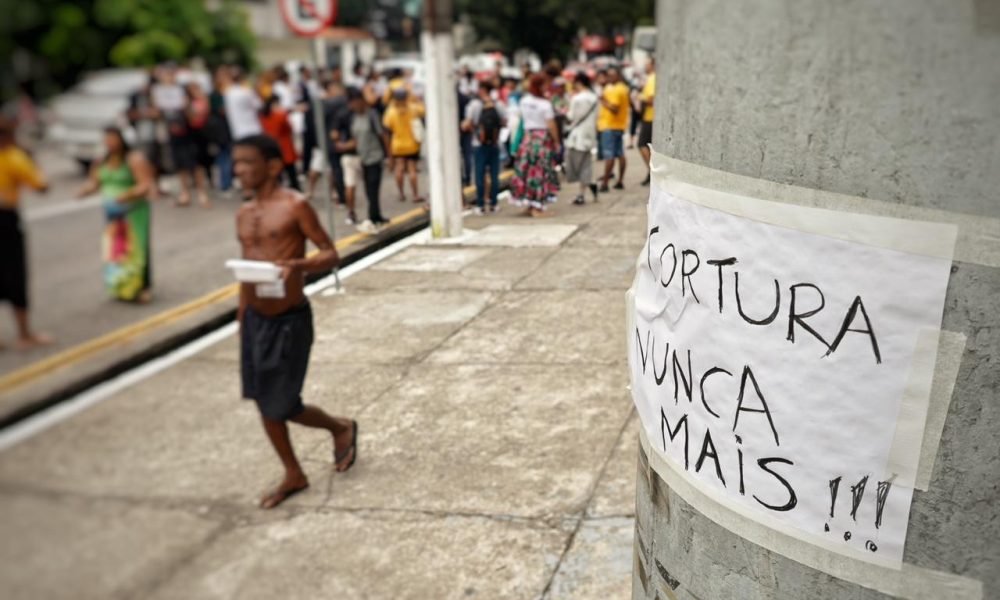 dois estudantes de direito que usaram uma arma de choque. Em nota, o ministério