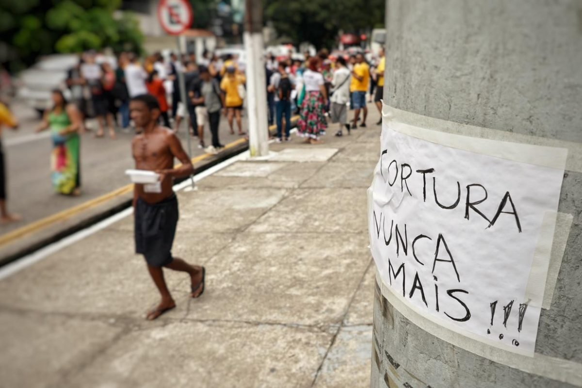 dois estudantes de direito que usaram uma arma de choque. Em nota, o ministério