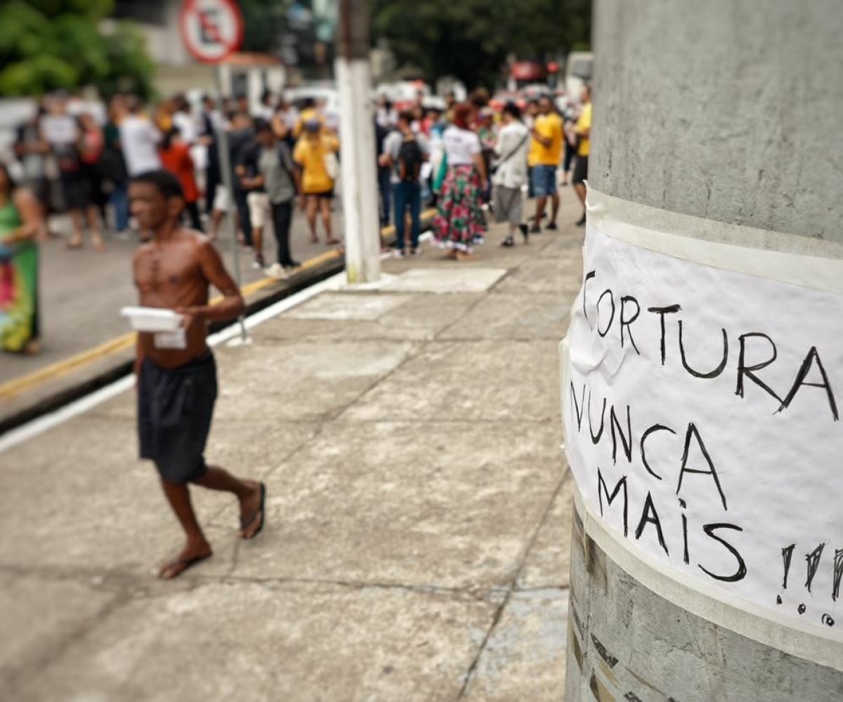 dois estudantes de direito que usaram uma arma de choque. Em nota, o ministério