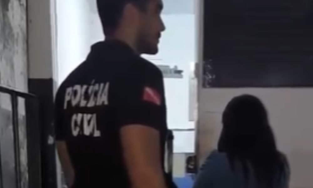 meio das Delegacias Especializadas no Atendimento à Mulher à Criança e ao Adoles