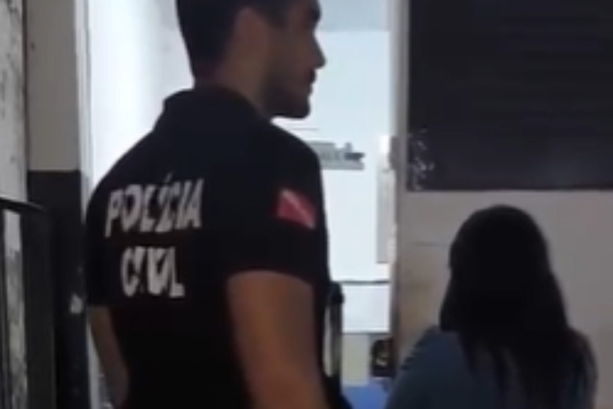 meio das Delegacias Especializadas no Atendimento à Mulher à Criança e ao Adoles