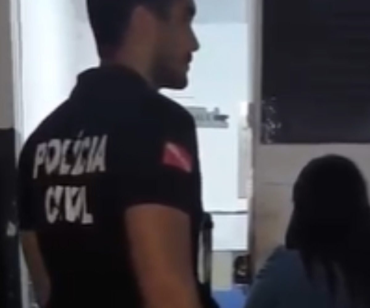 meio das Delegacias Especializadas no Atendimento à Mulher à Criança e ao Adoles