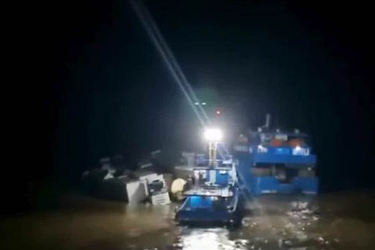 Balsa de um empurrador com carga vai a pique no Oeste do Pará