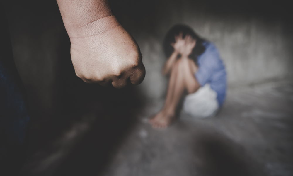 intimidação, coerção e manifesta desproporcionalidade entre a agressora e a cria