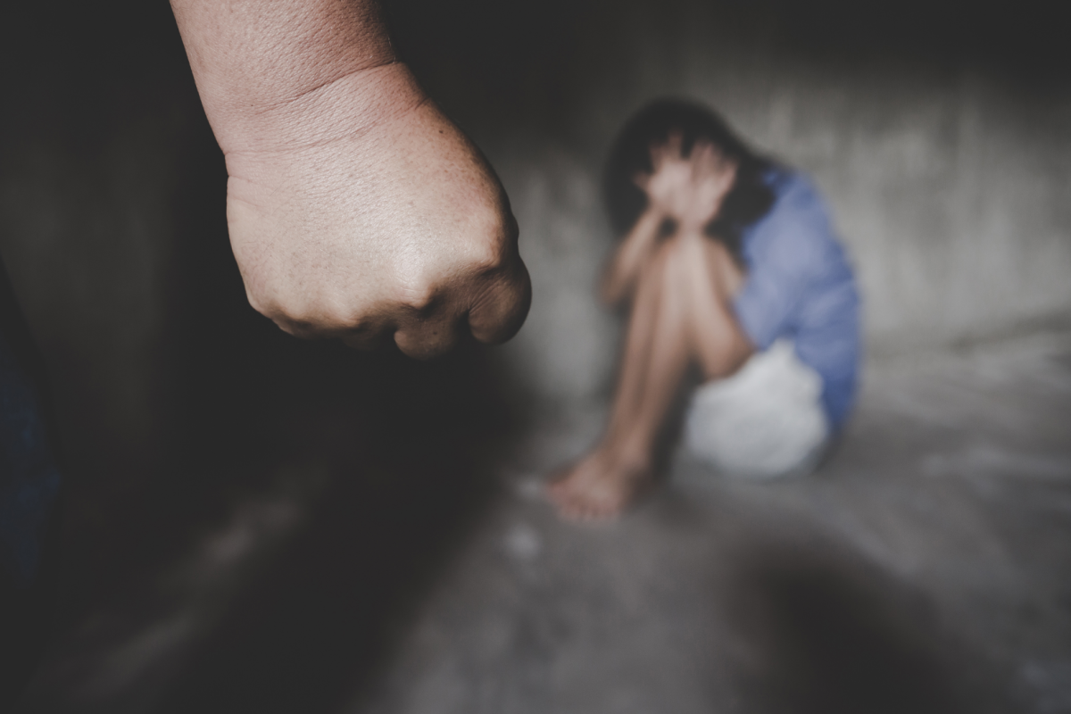 intimidação, coerção e manifesta desproporcionalidade entre a agressora e a cria