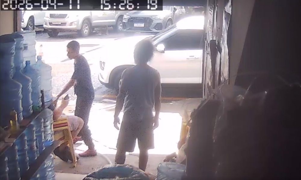 um homem armado. Testemunha estava bem ao lado, e presenciou tudo. Reprodução /