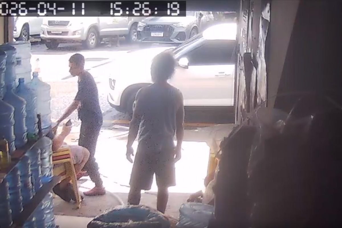 um homem armado. Testemunha estava bem ao lado, e presenciou tudo. Reprodução /