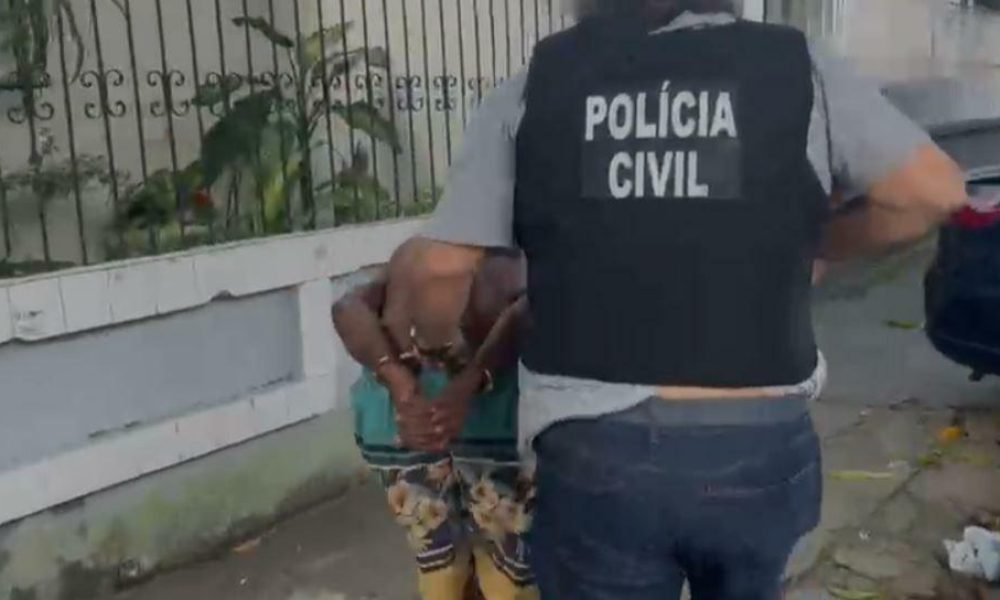 três homens, que anunciaram o assalto. Um dos suspeitos portava arma de fogo e o