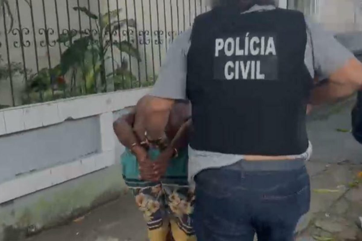 três homens, que anunciaram o assalto. Um dos suspeitos portava arma de fogo e o