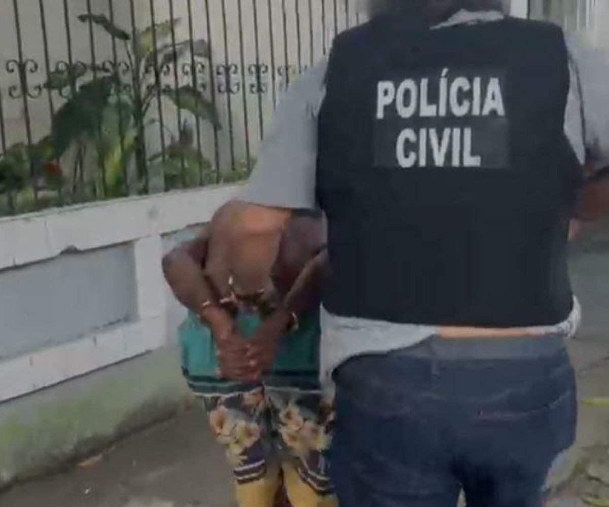 três homens, que anunciaram o assalto. Um dos suspeitos portava arma de fogo e o