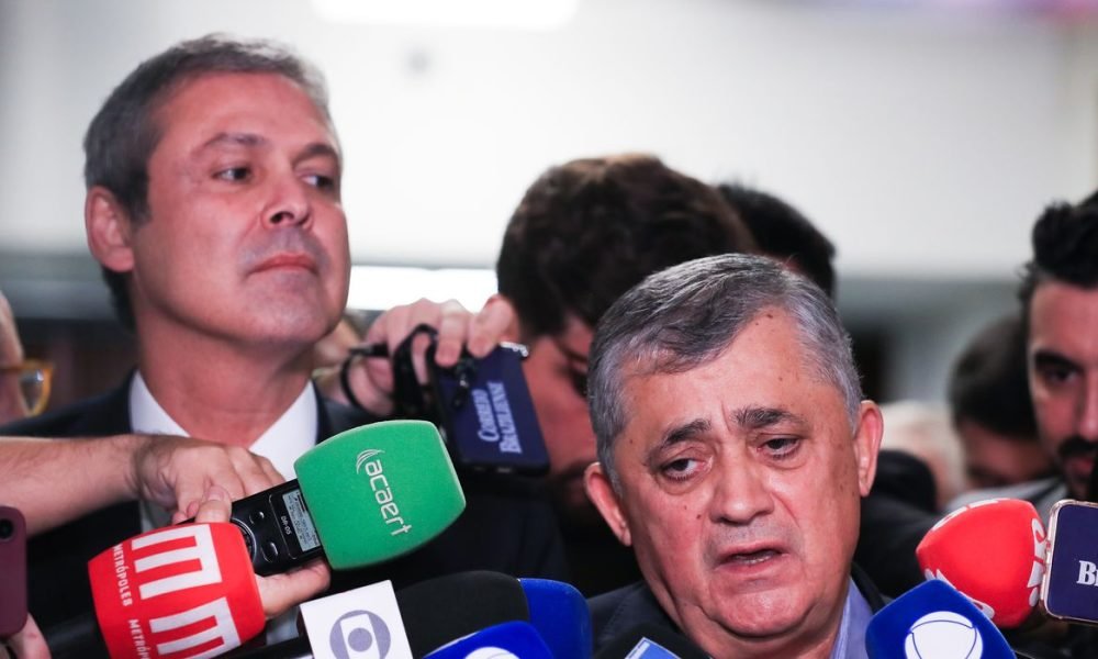 operações financeiras irregulares que teriam beneficiado o Banco Master. Ao ser