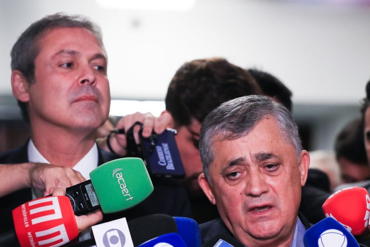 operações financeiras irregulares que teriam beneficiado o Banco Master. Ao ser