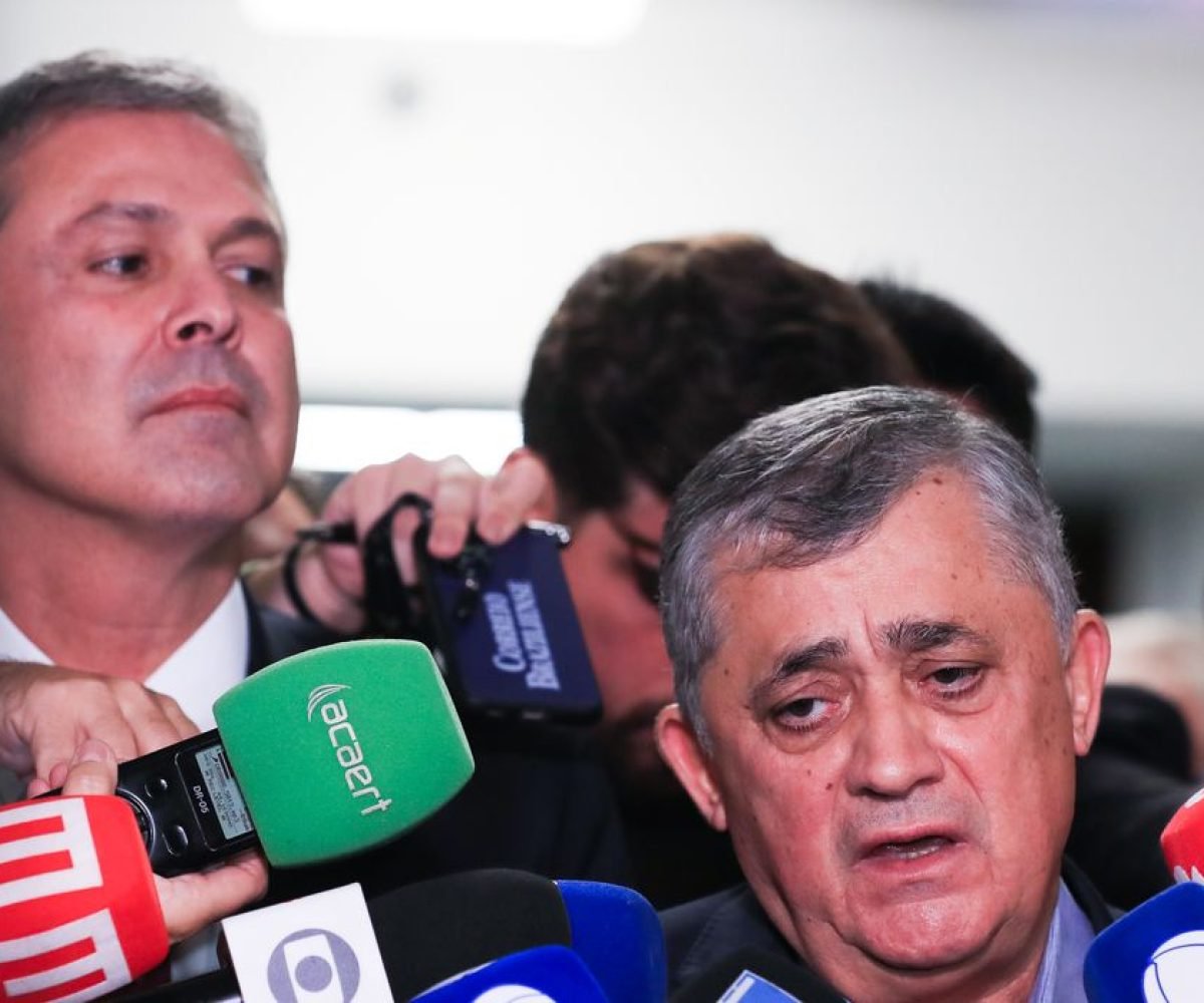 operações financeiras irregulares que teriam beneficiado o Banco Master. Ao ser