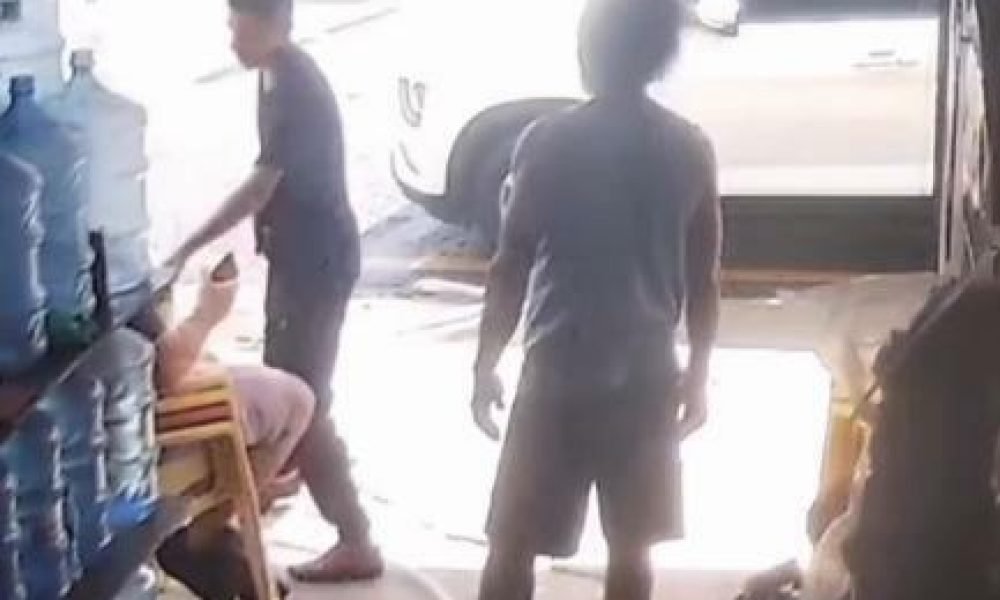 câmeras de segurança, mostram o policial em um lava-jato, aguardando a lavagem d