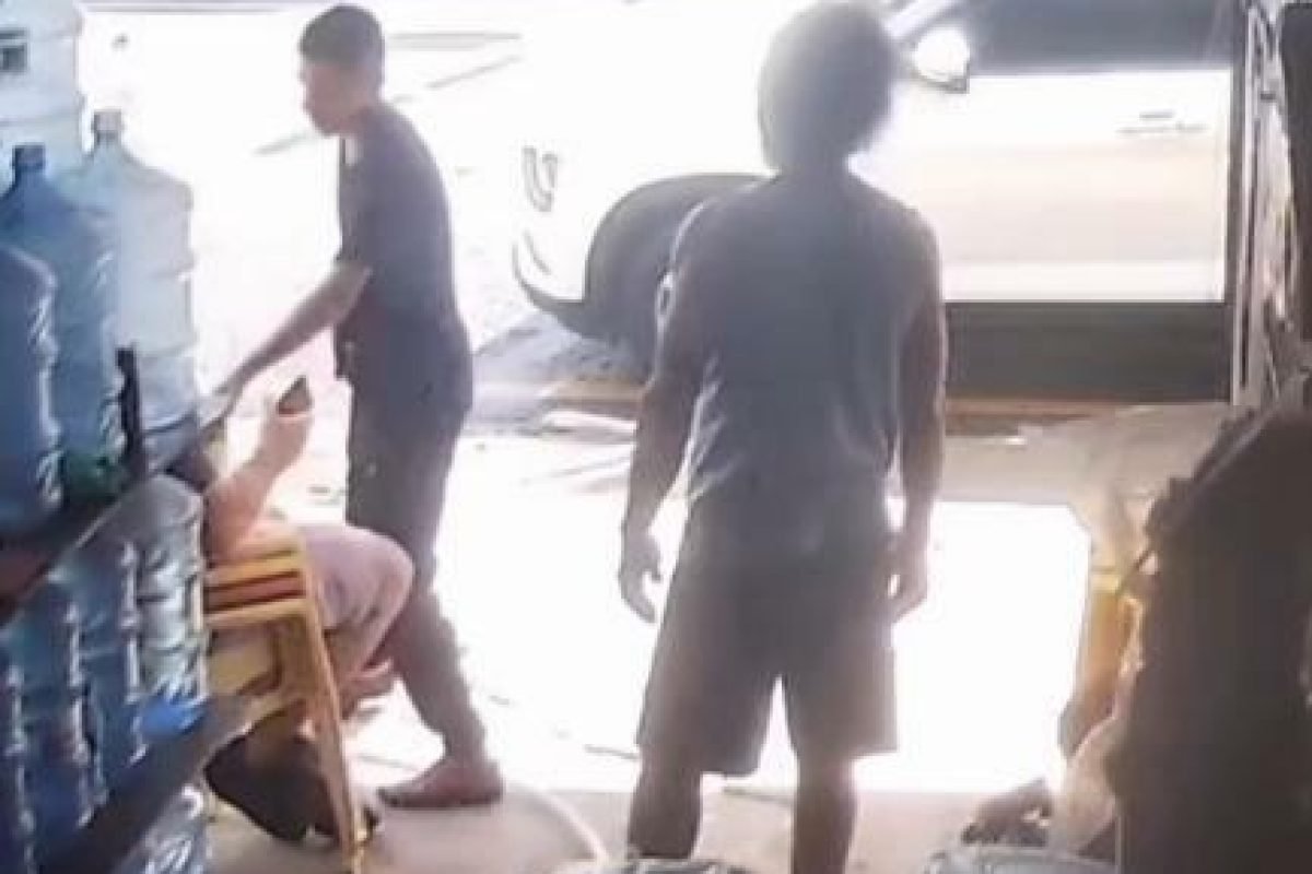 câmeras de segurança, mostram o policial em um lava-jato, aguardando a lavagem d