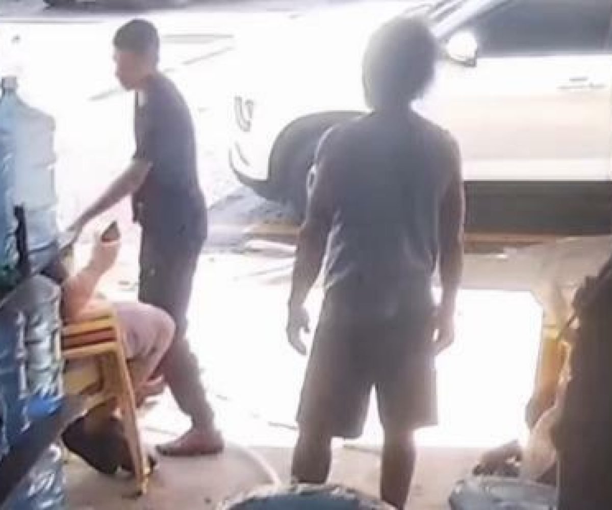 câmeras de segurança, mostram o policial em um lava-jato, aguardando a lavagem d