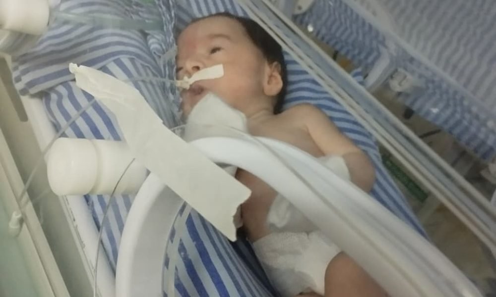 que mesmo com uma decisão da Justiça, o filho ainda não foi transferido, nem há