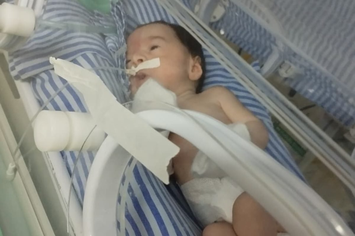 que mesmo com uma decisão da Justiça, o filho ainda não foi transferido, nem há