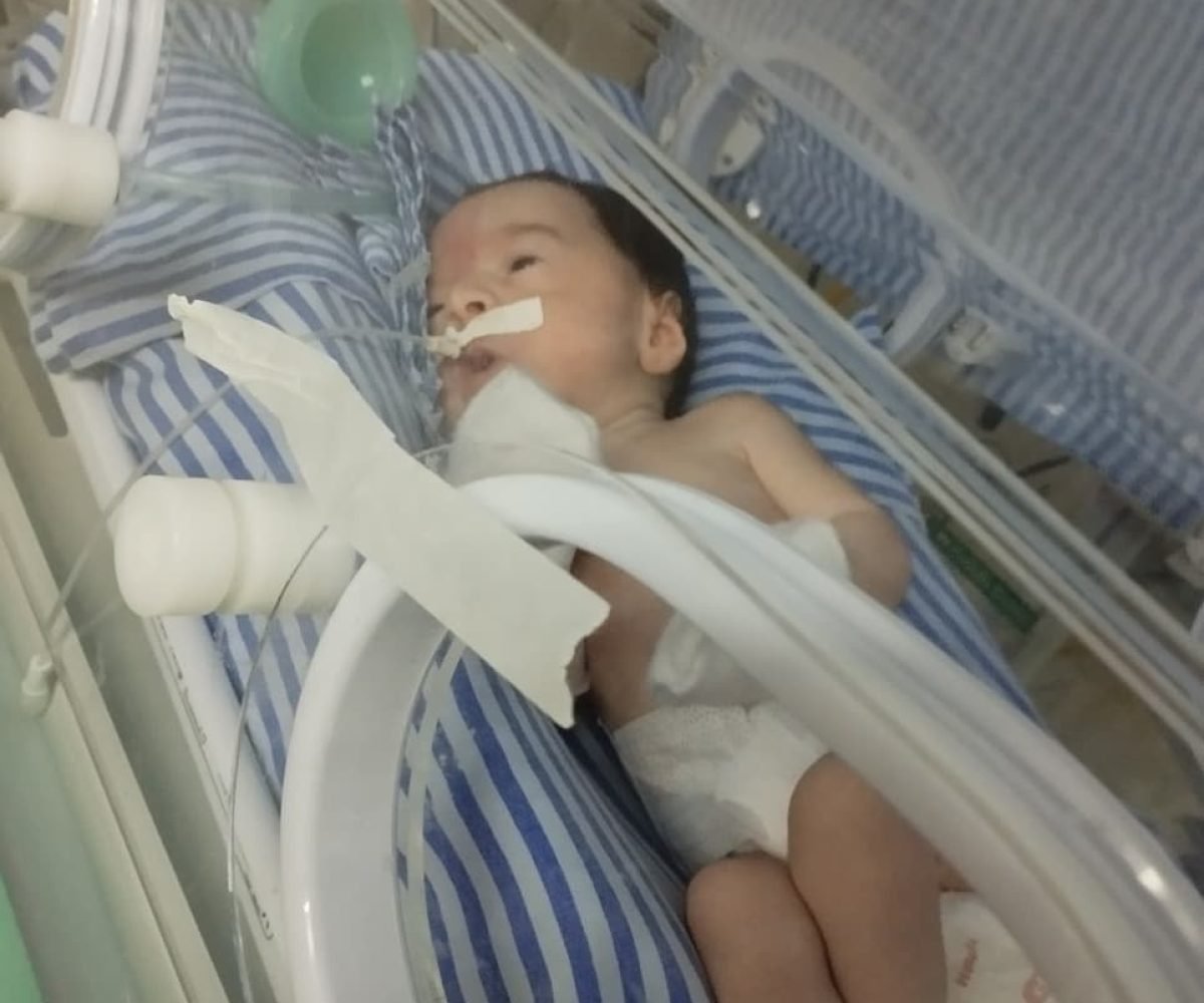 que mesmo com uma decisão da Justiça, o filho ainda não foi transferido, nem há