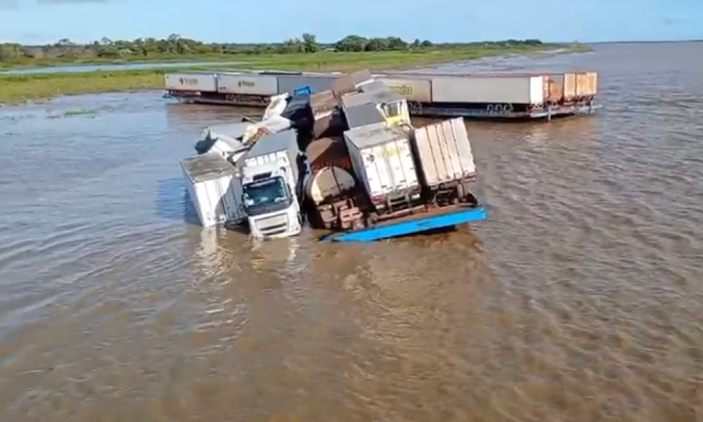 tava contêineres e veículos quando acabou submergindo parcialmente. Imagens que