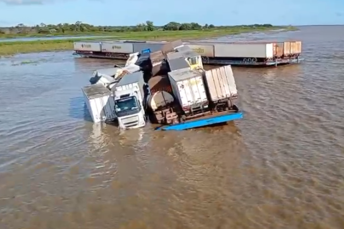 tava contêineres e veículos quando acabou submergindo parcialmente. Imagens que