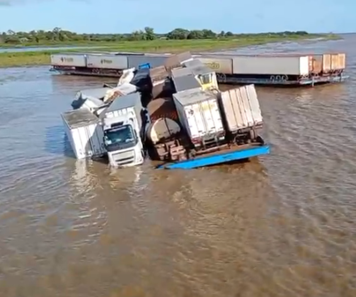 tava contêineres e veículos quando acabou submergindo parcialmente. Imagens que