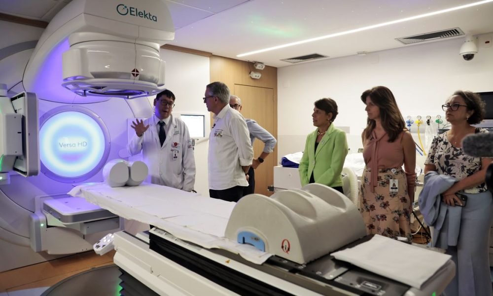 mês. O equipamento, da marca Elekta, modelo Versa HD, custa cerca de R$ 9 milhõe