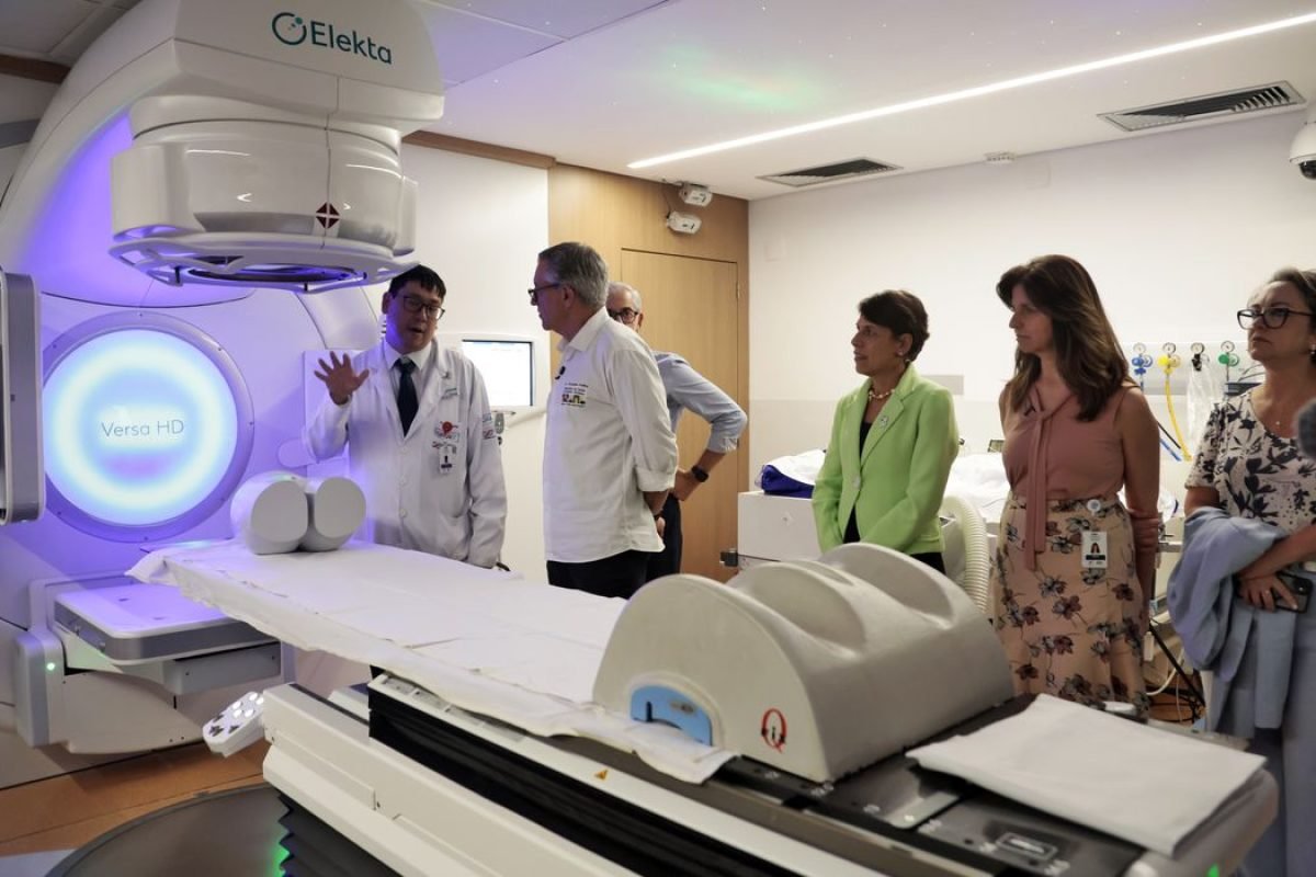 mês. O equipamento, da marca Elekta, modelo Versa HD, custa cerca de R$ 9 milhõe