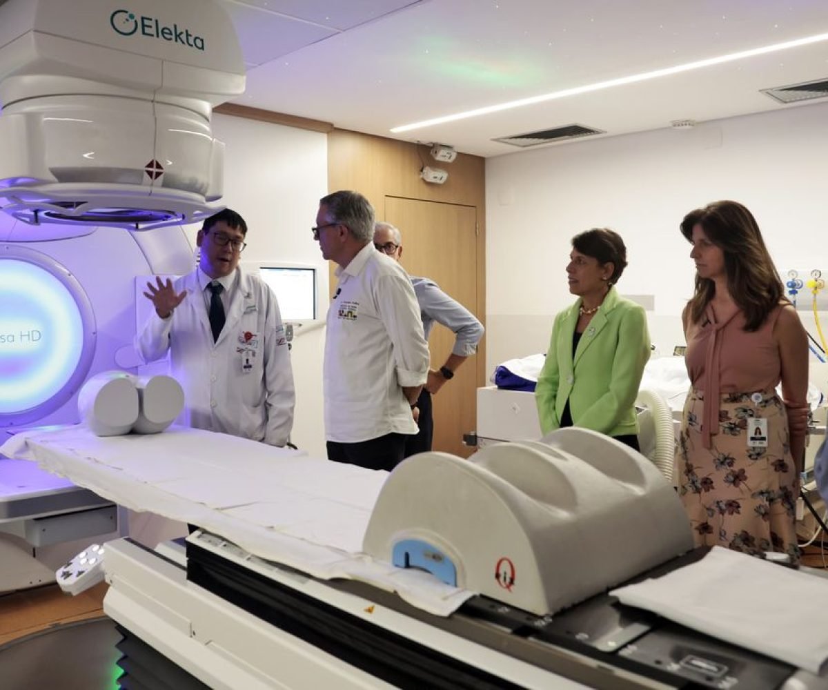 mês. O equipamento, da marca Elekta, modelo Versa HD, custa cerca de R$ 9 milhõe