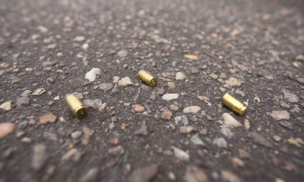 dois homens em uma motocicleta. Até o momento, ninguém foi preso. Assim que a PM