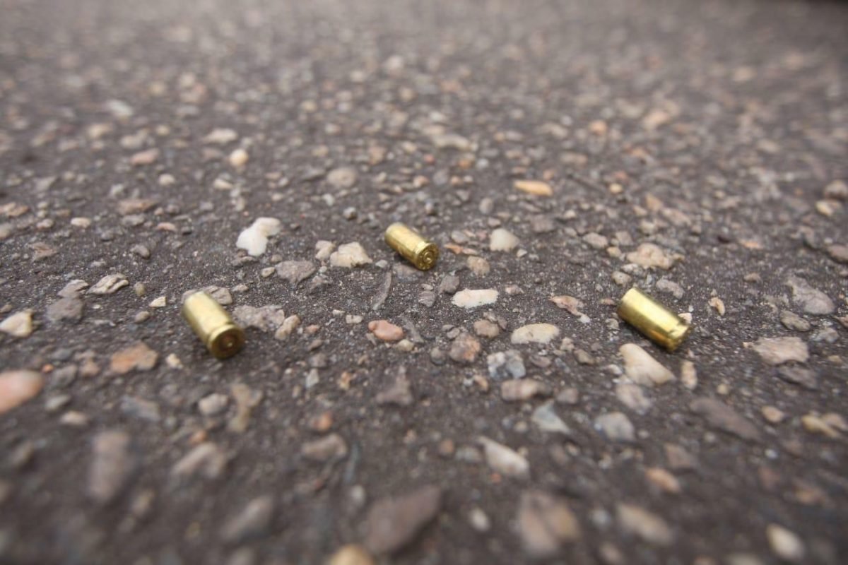 dois homens em uma motocicleta. Até o momento, ninguém foi preso. Assim que a PM