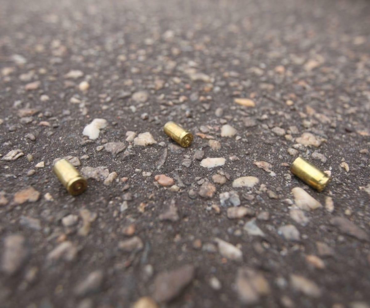 dois homens em uma motocicleta. Até o momento, ninguém foi preso. Assim que a PM